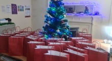 Christmas_tree_and_celebratory_bags__overview